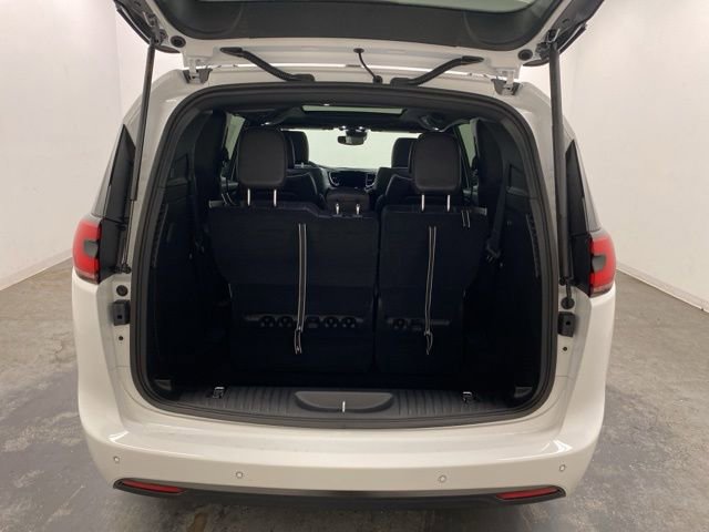 New 2026 Chrysler Pacifica Limited image 30