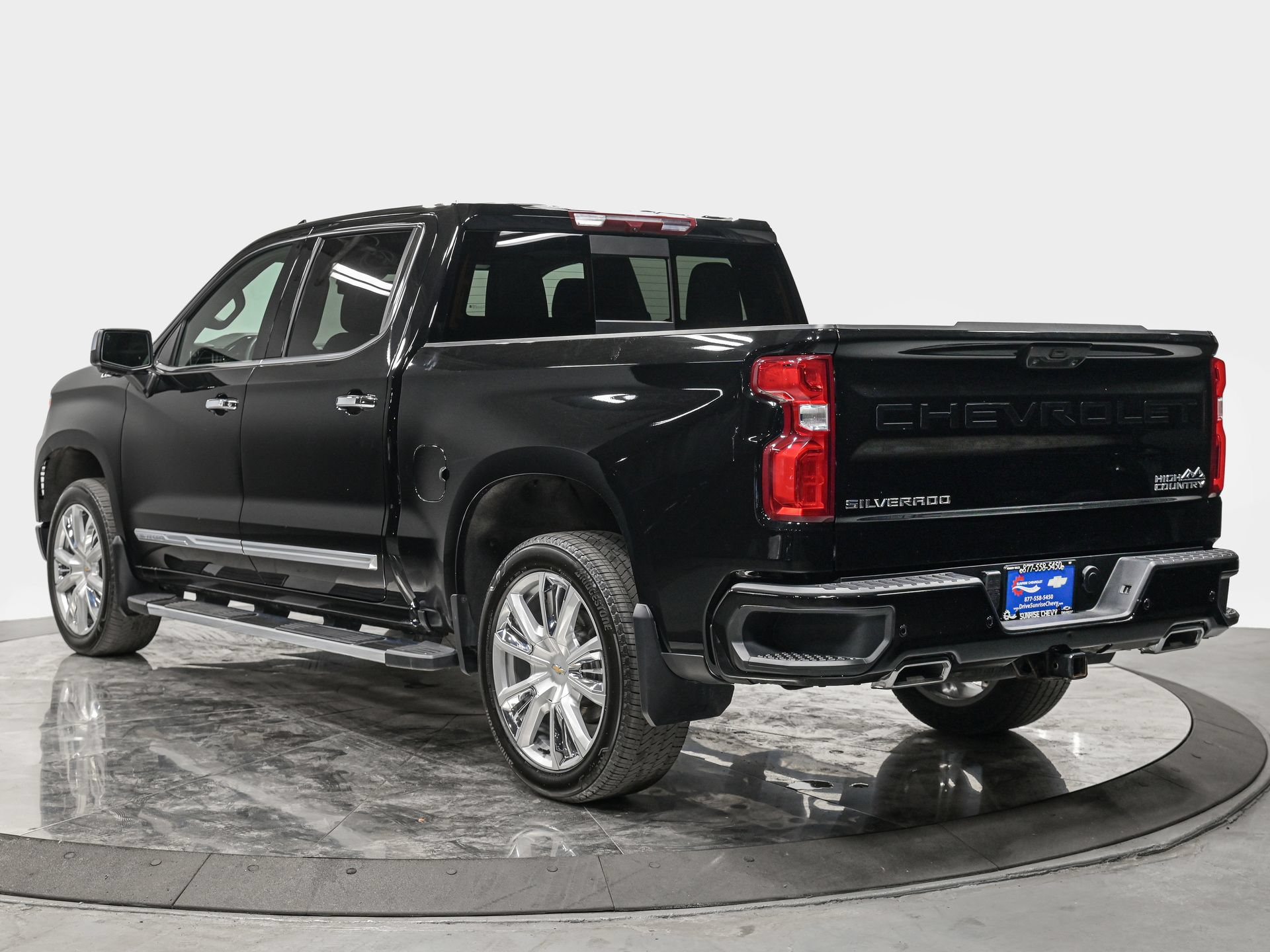Used 2025 Chevrolet Silverado 1500 High Country w/ High Country Premium Package AWD/4WD image 4