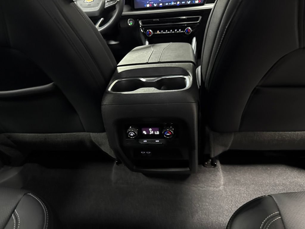 Used 2025 Chevrolet Traverse LT FWD image 13