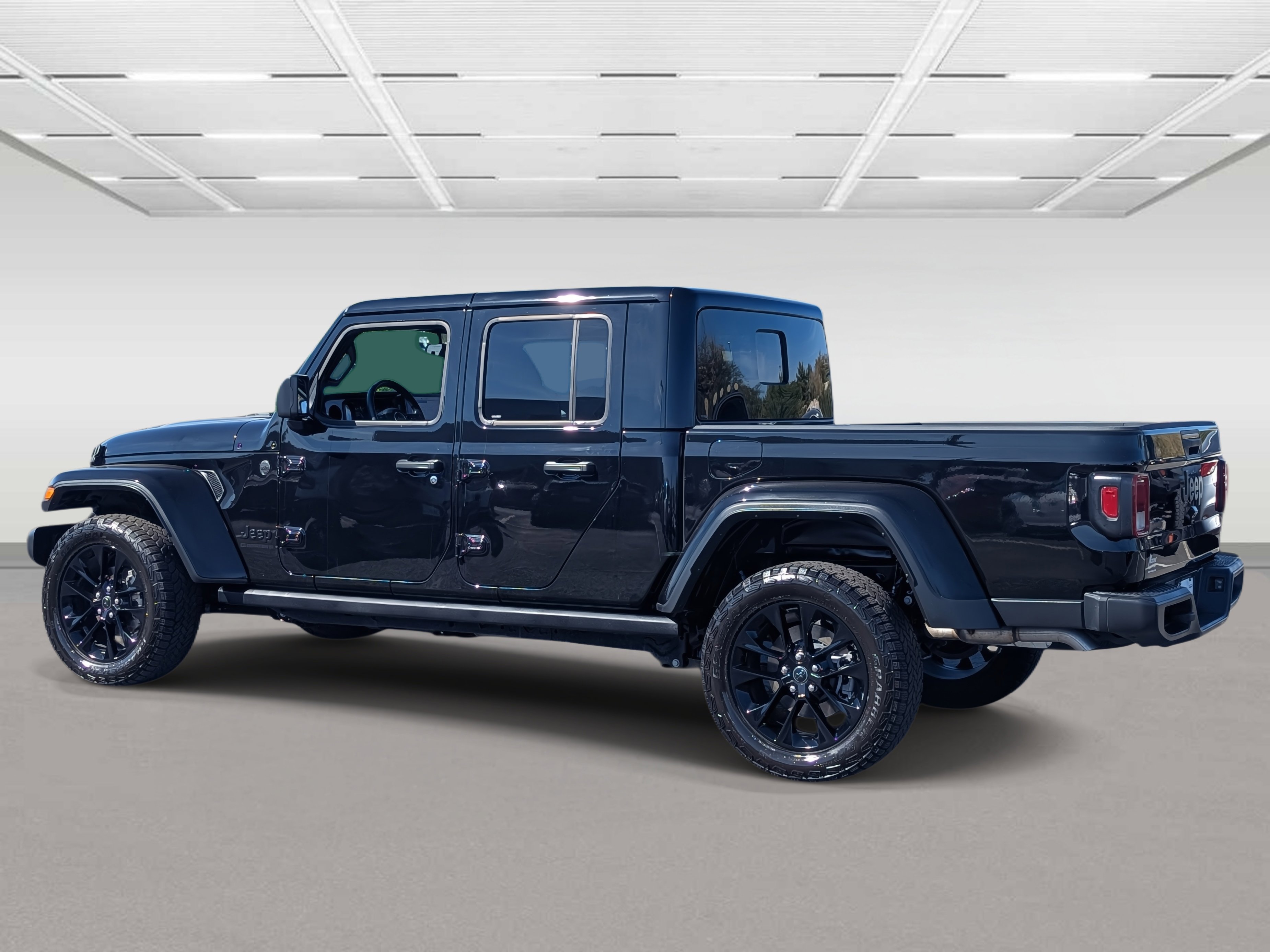 Used 2025 Jeep Gladiator Sport image 3