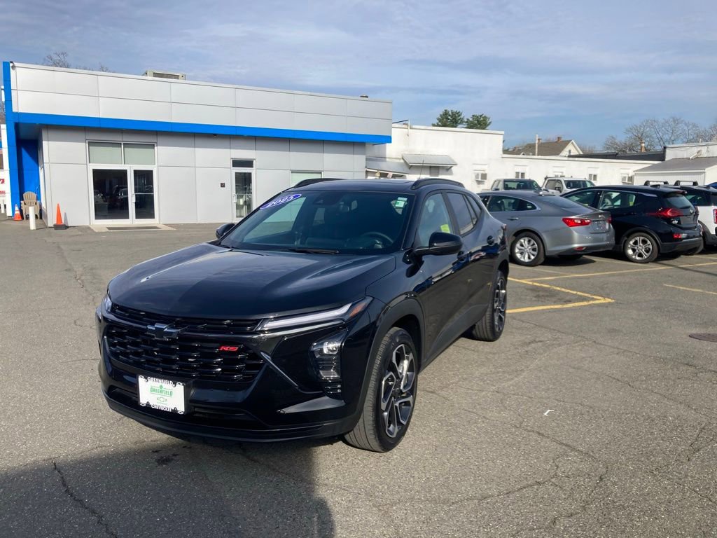 Used 2025 Chevrolet Trax RS w/ Sunroof Package FWD image 3