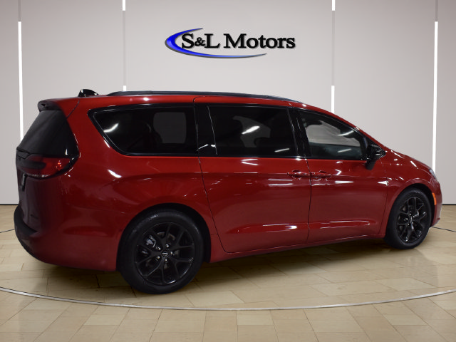 Certified 2025 Chrysler Pacifica Limited FWD image 8