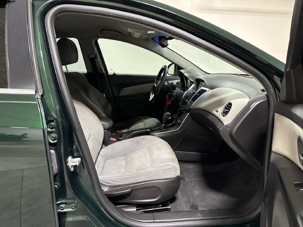 Used 2014 Chevrolet Cruze LT w/ Technology Package FWD image 21