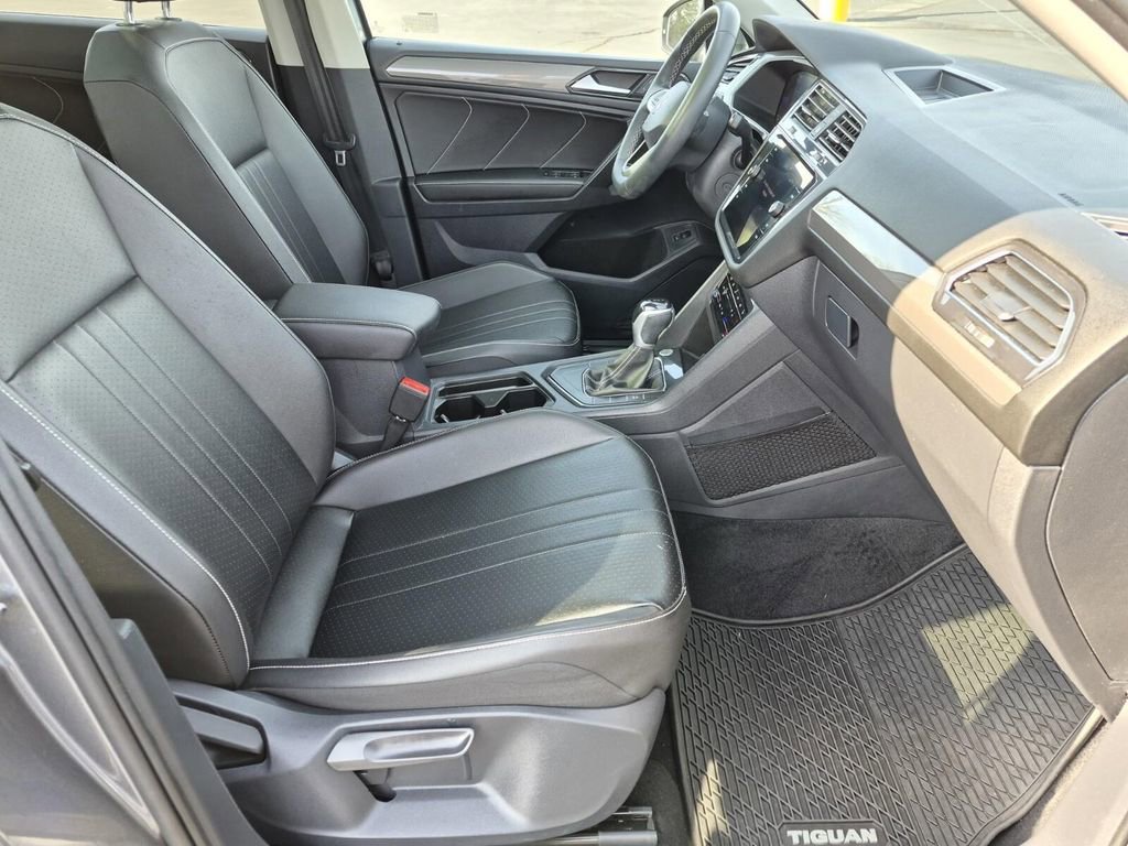 Used 2022 Volkswagen Tiguan SE w/ Panoramic Sunroof Package image 12