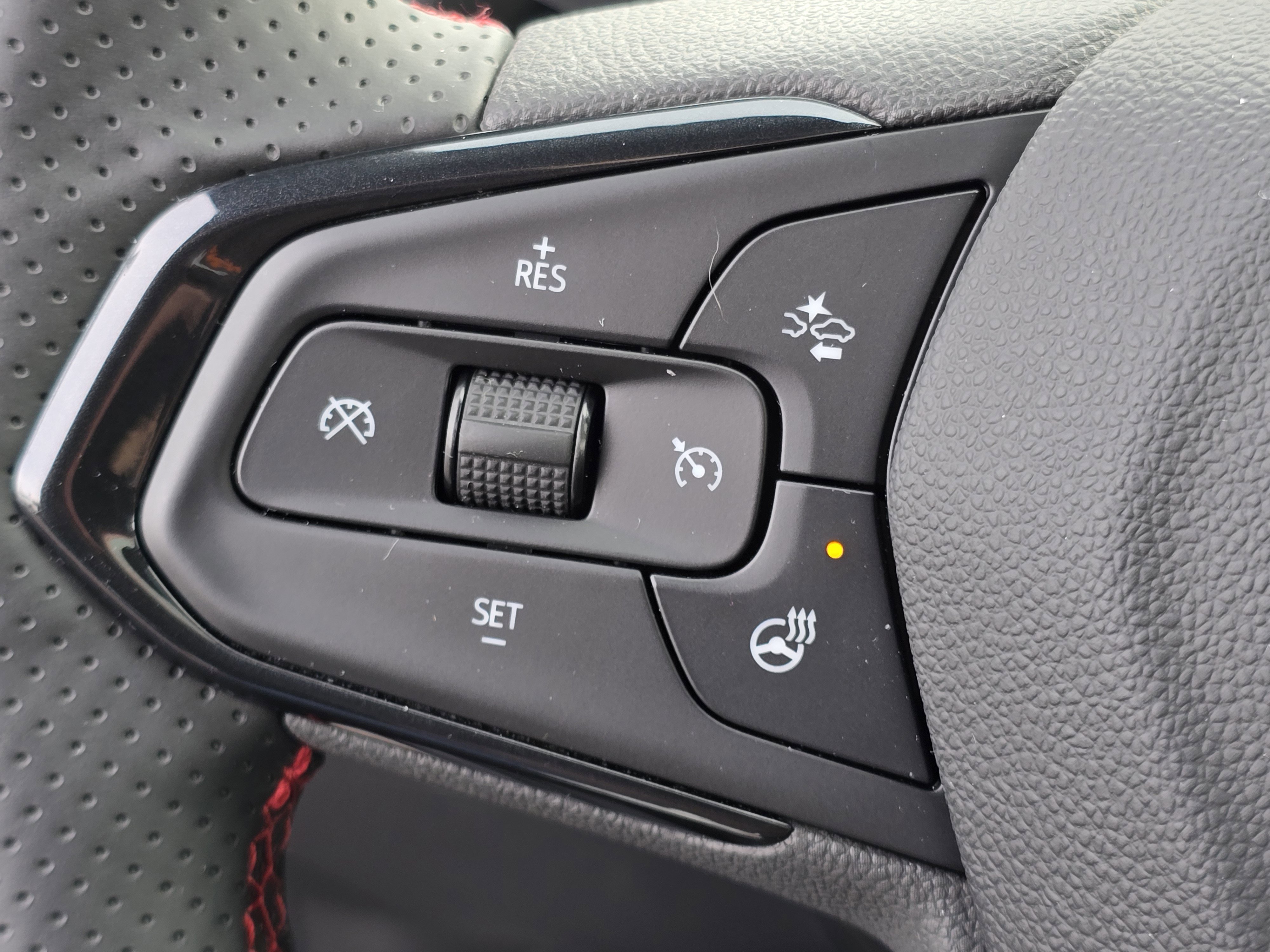 Used 2025 Chevrolet Trax RS w/ Sunroof Package image 12