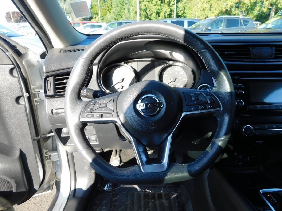 Used 2017 Nissan Rogue SV AWD/4WD image 8
