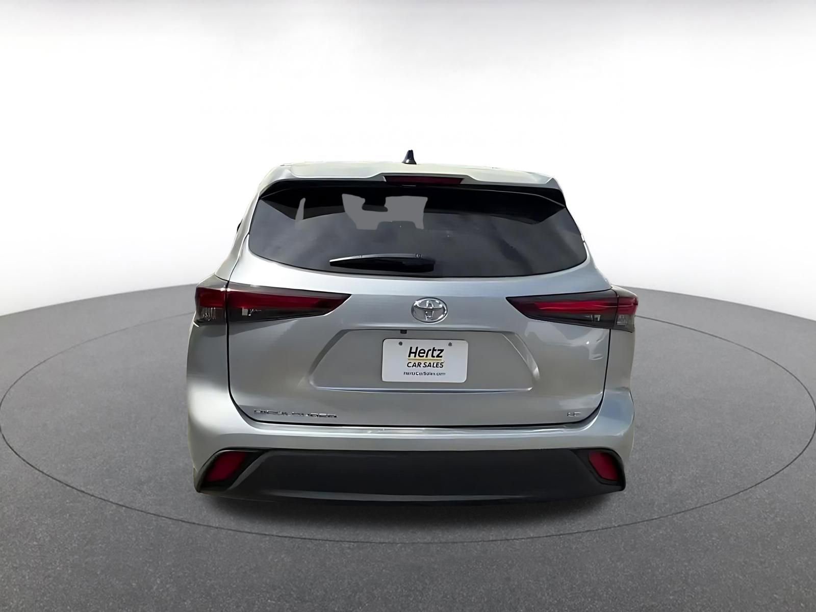 Used 2025 Toyota Highlander LE image 12