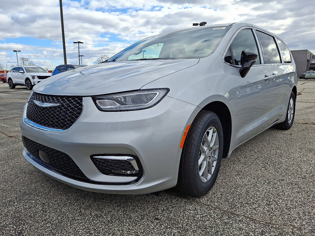 New 2026 Chrysler Pacifica Select