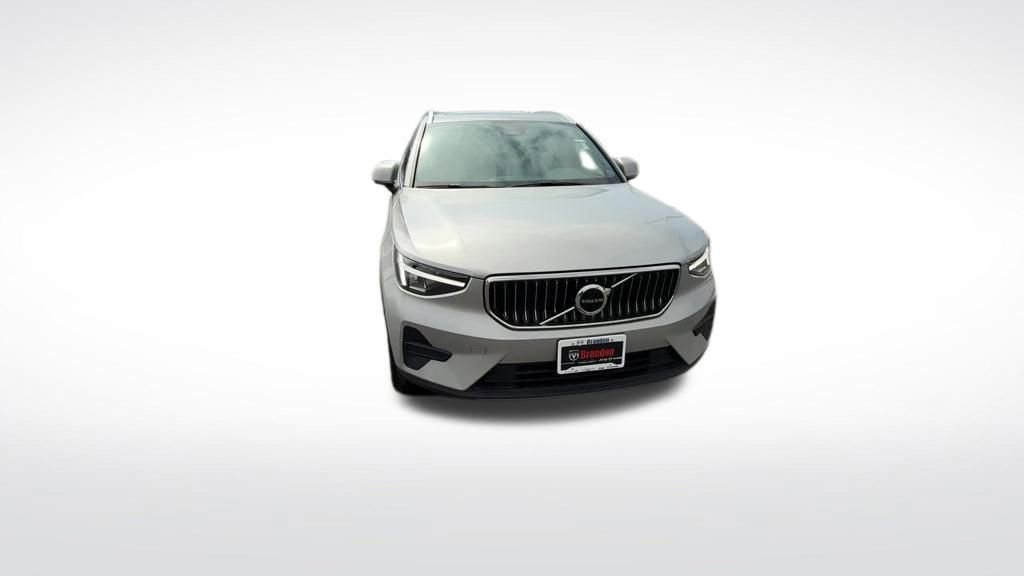 Used 2025 Volvo XC40 B5 Core image 10