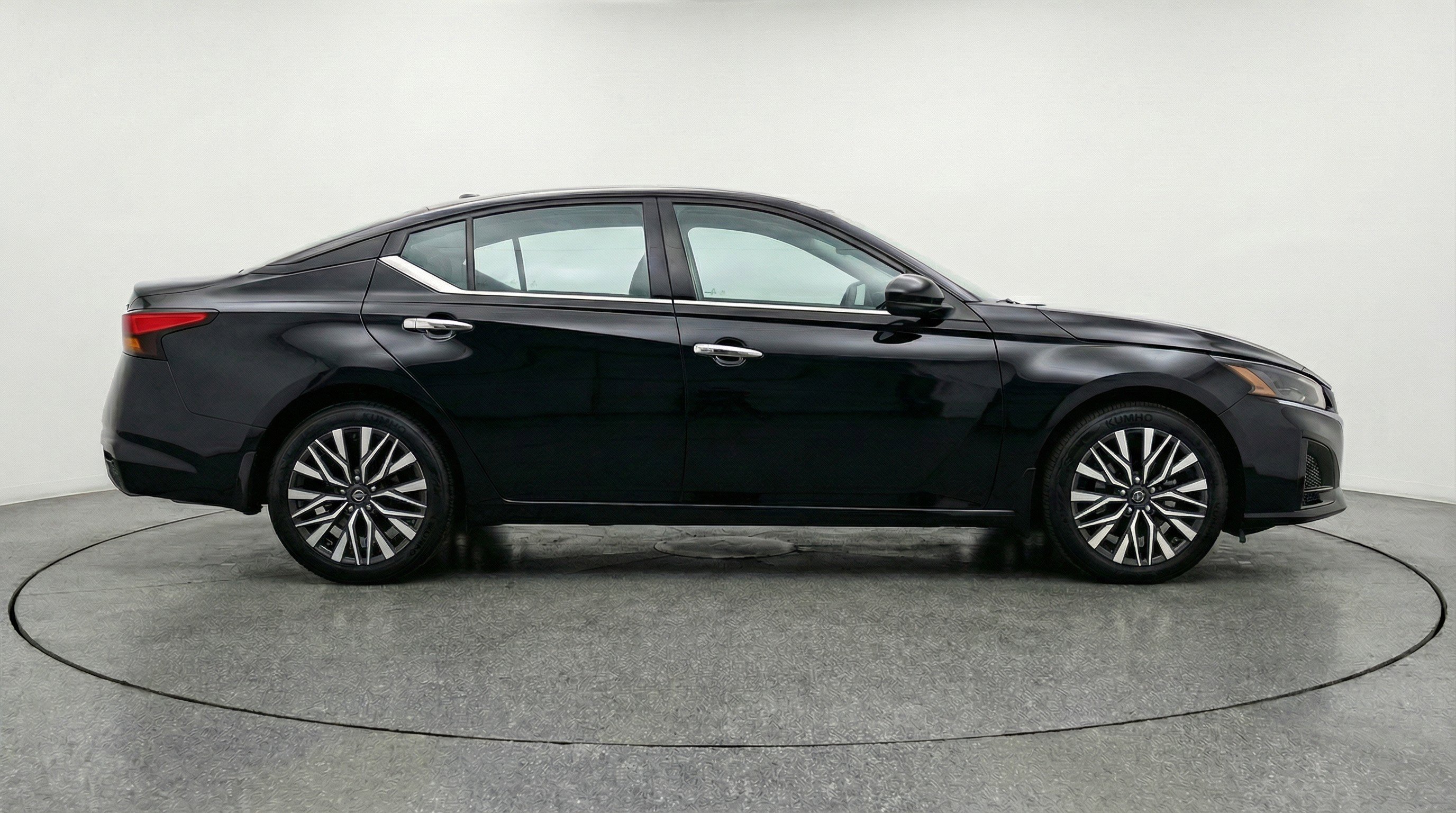 Used 2025 Nissan Altima 2.5 SV image 11