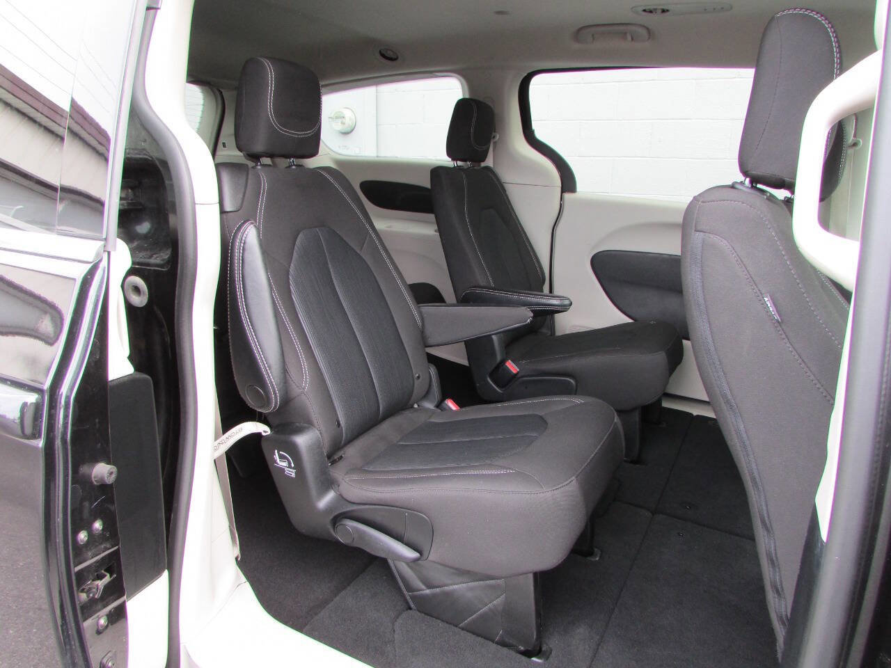 Used 2023 Chrysler Voyager LX image 6