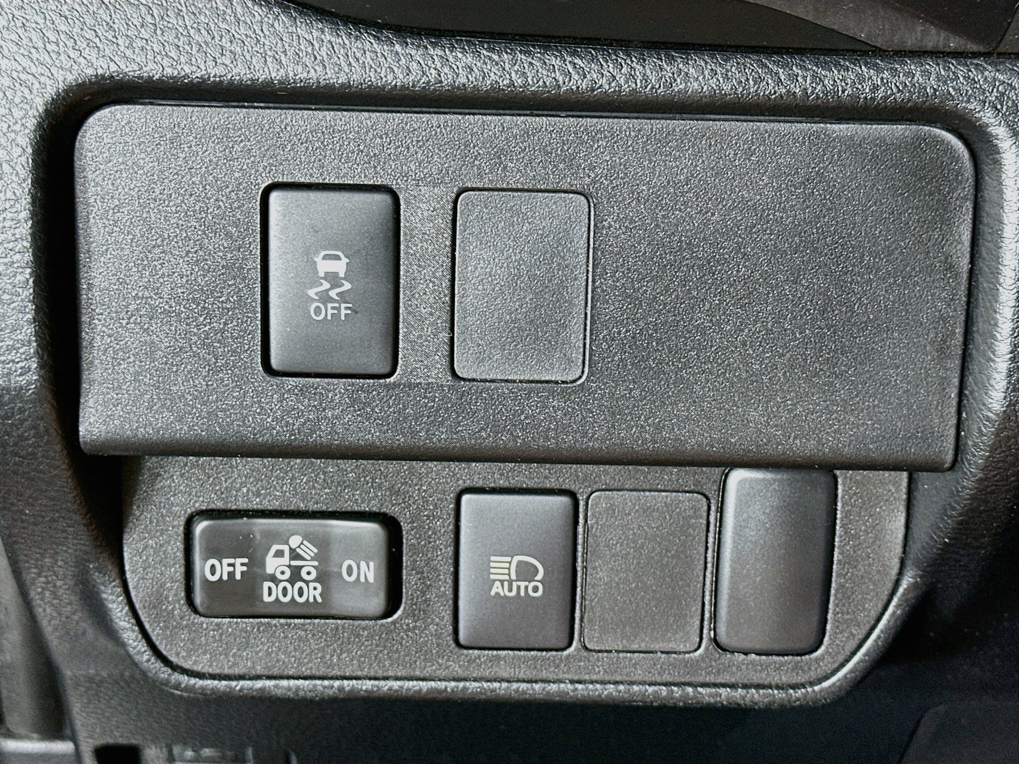 Used 2020 Toyota Tacoma SR5 AWD/4WD image 16