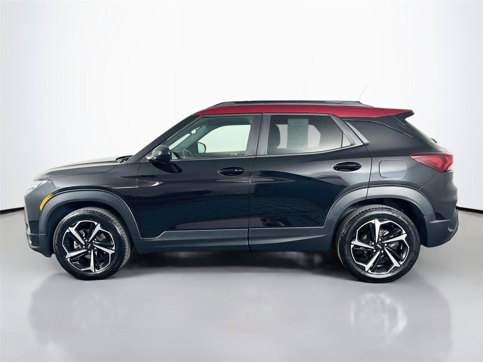 Used 2021 Chevrolet TrailBlazer RS w/ Sun and Liftgate Package AWD/4WD image 2