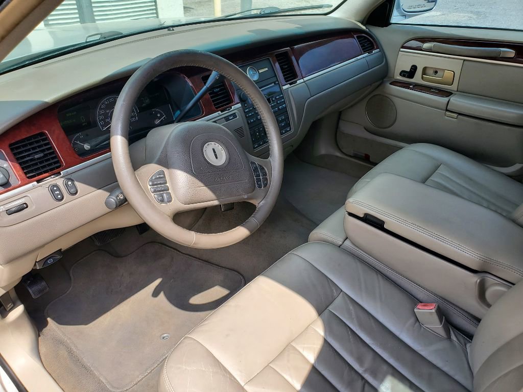 Used 2003 Lincoln Town Car Executive image 15