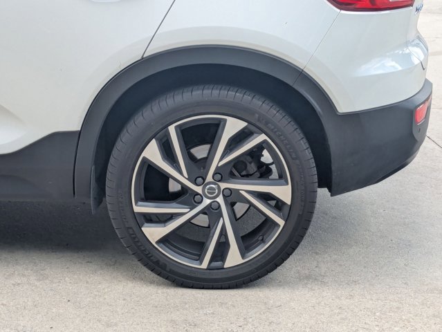 Used 2021 Volvo XC40 T5 R-Design image 16
