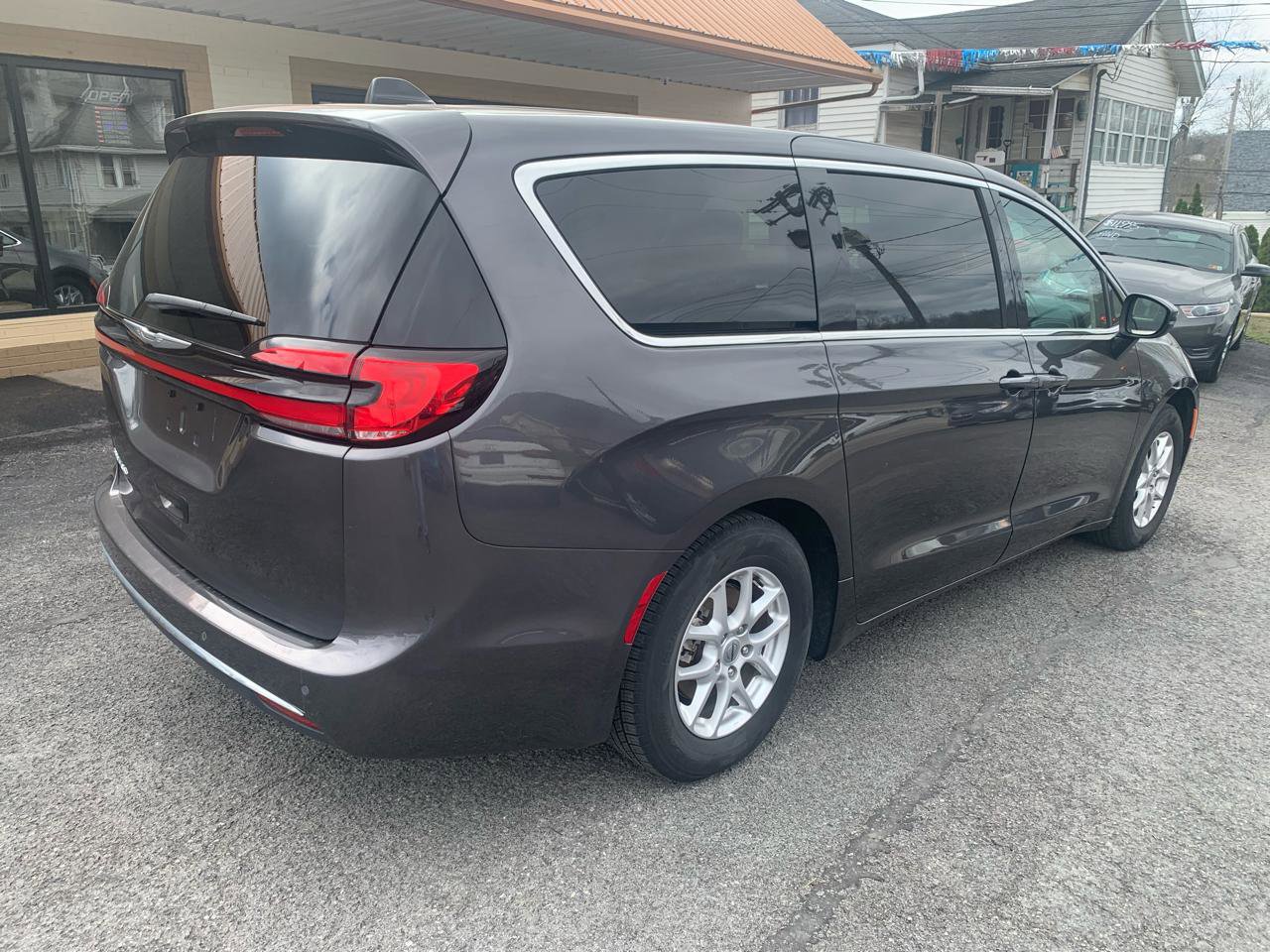 Used 2023 Chrysler Pacifica Touring-L image 5