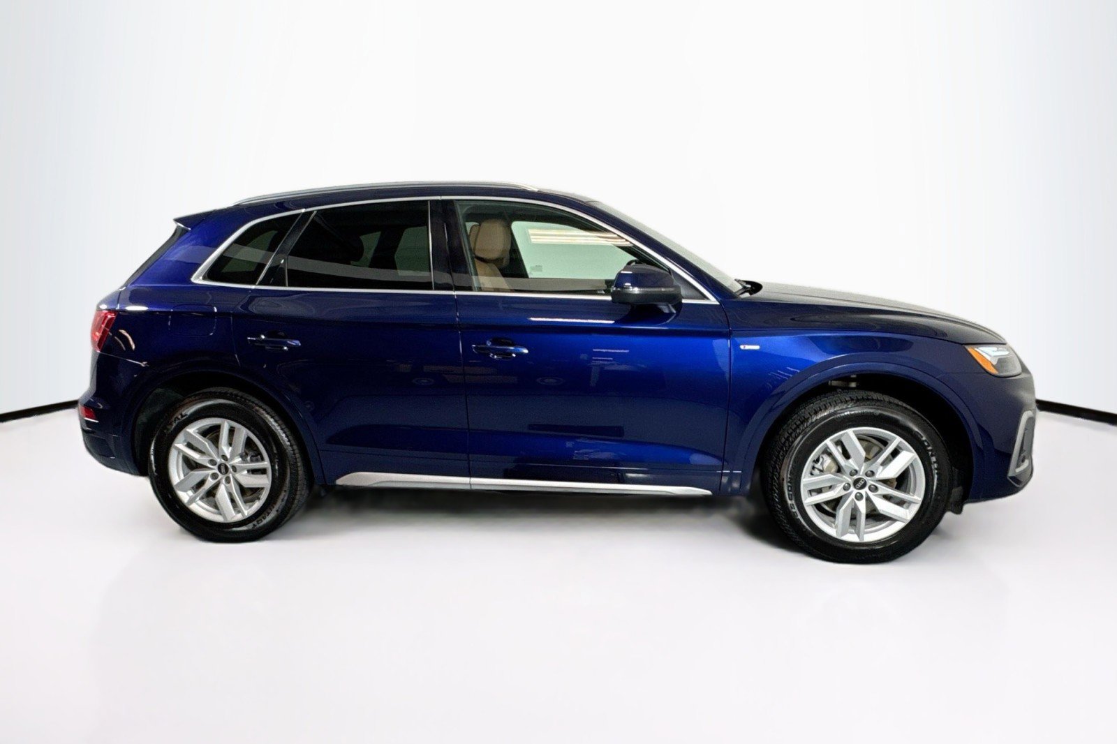 Used 2022 Audi Q5 2.0T Premium w/ Convenience Package image 4