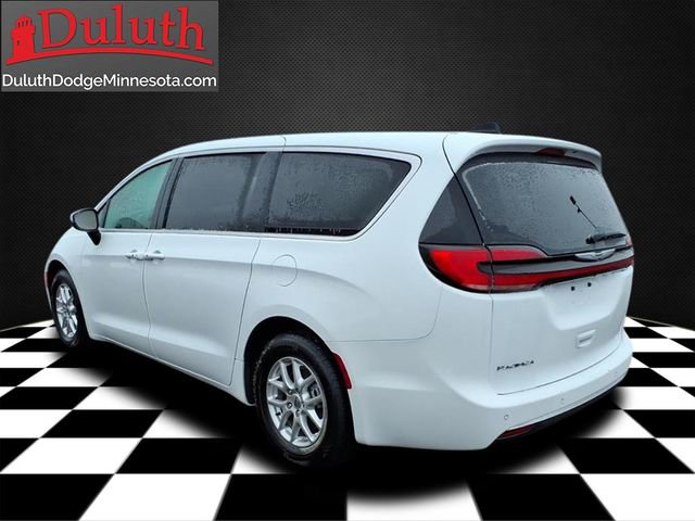 Used 2023 Chrysler Pacifica Touring-L FWD image 3