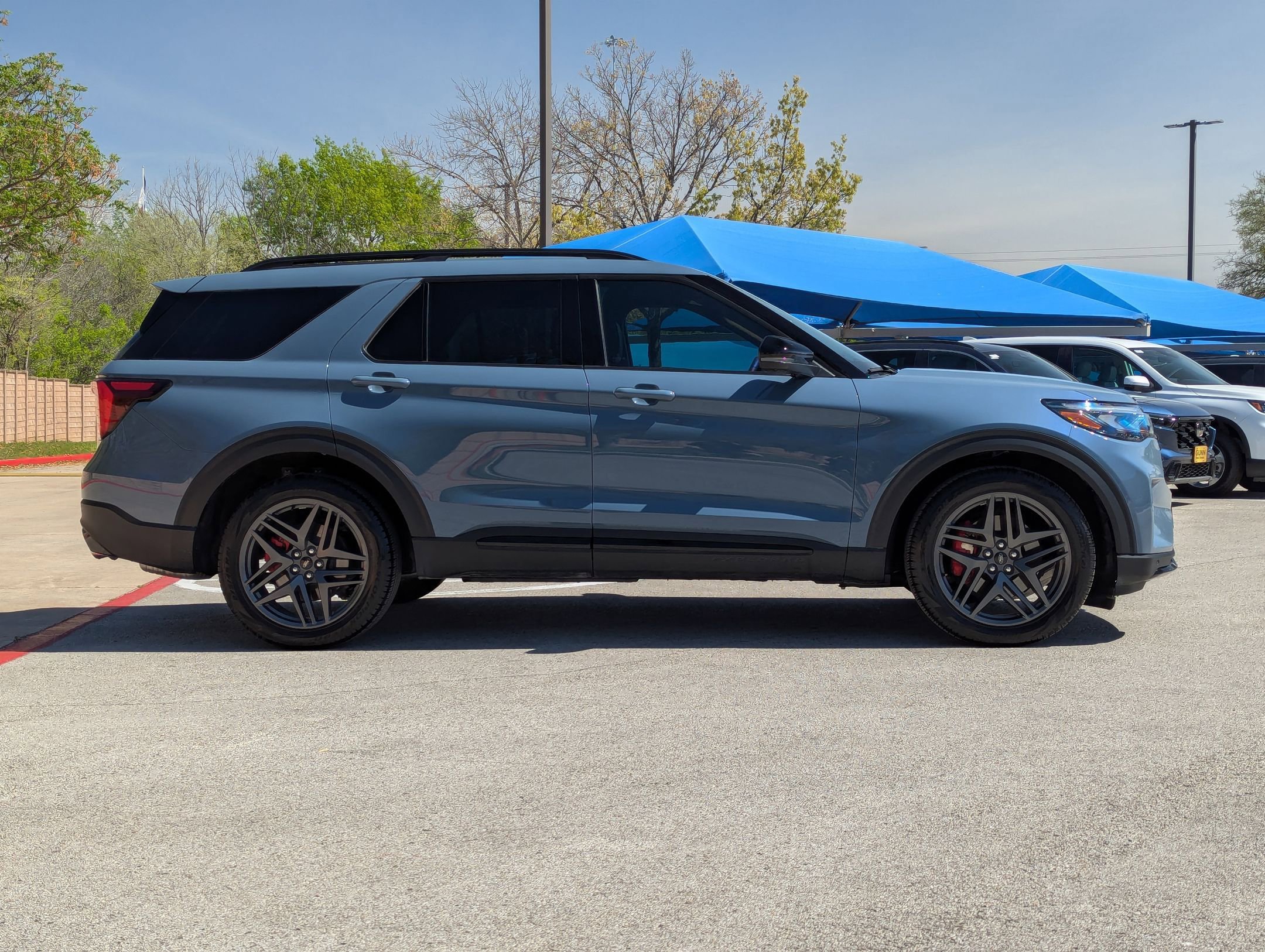 Used 2025 Ford Explorer ST image 2