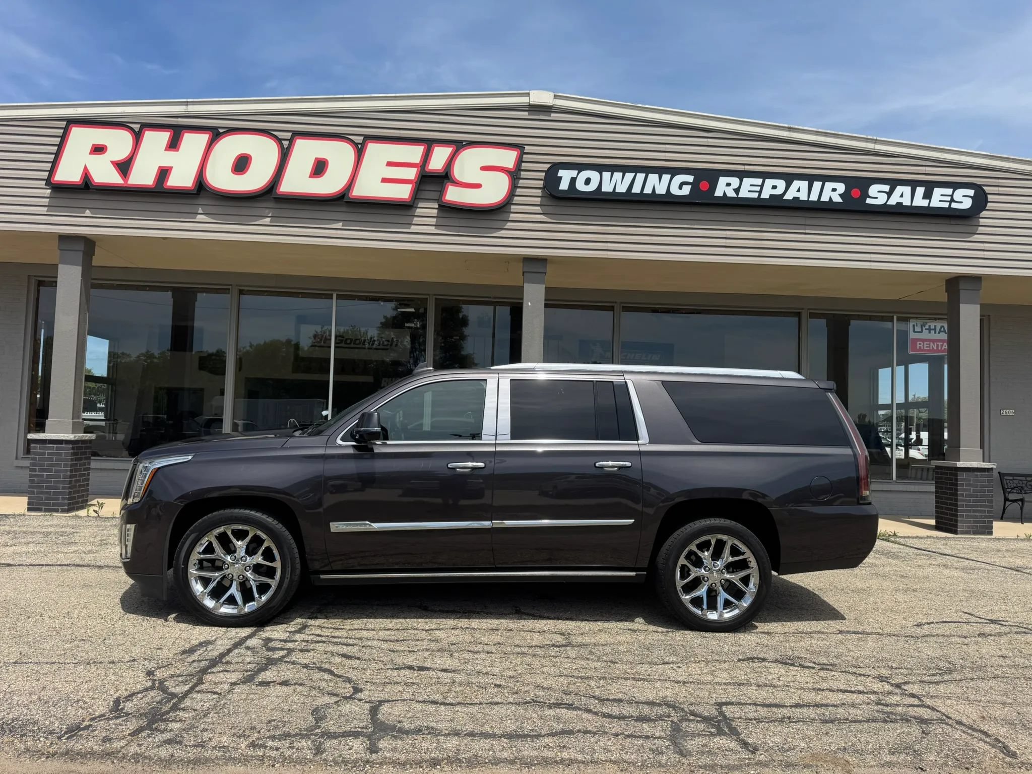 Used 2016 Cadillac Escalade ESV Platinum AWD/4WD image 2