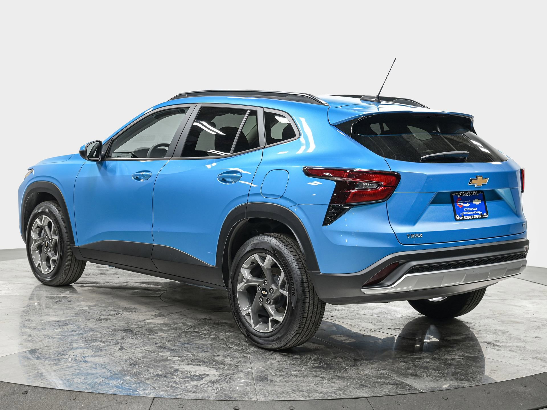 Used 2025 Chevrolet Trax LT w/ LT Convenience Package image 4