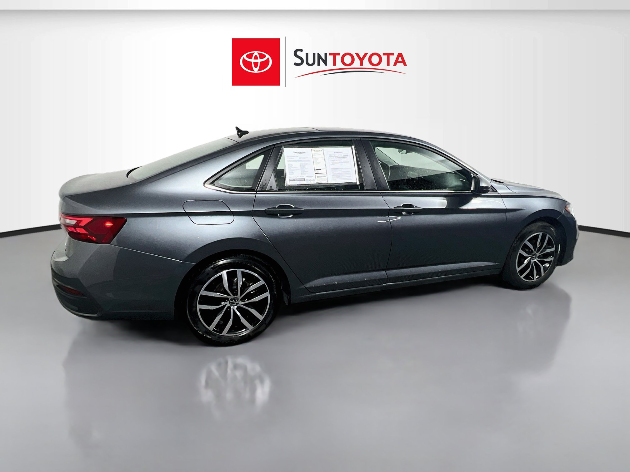 Used 2025 Volkswagen Jetta SE FWD image 4