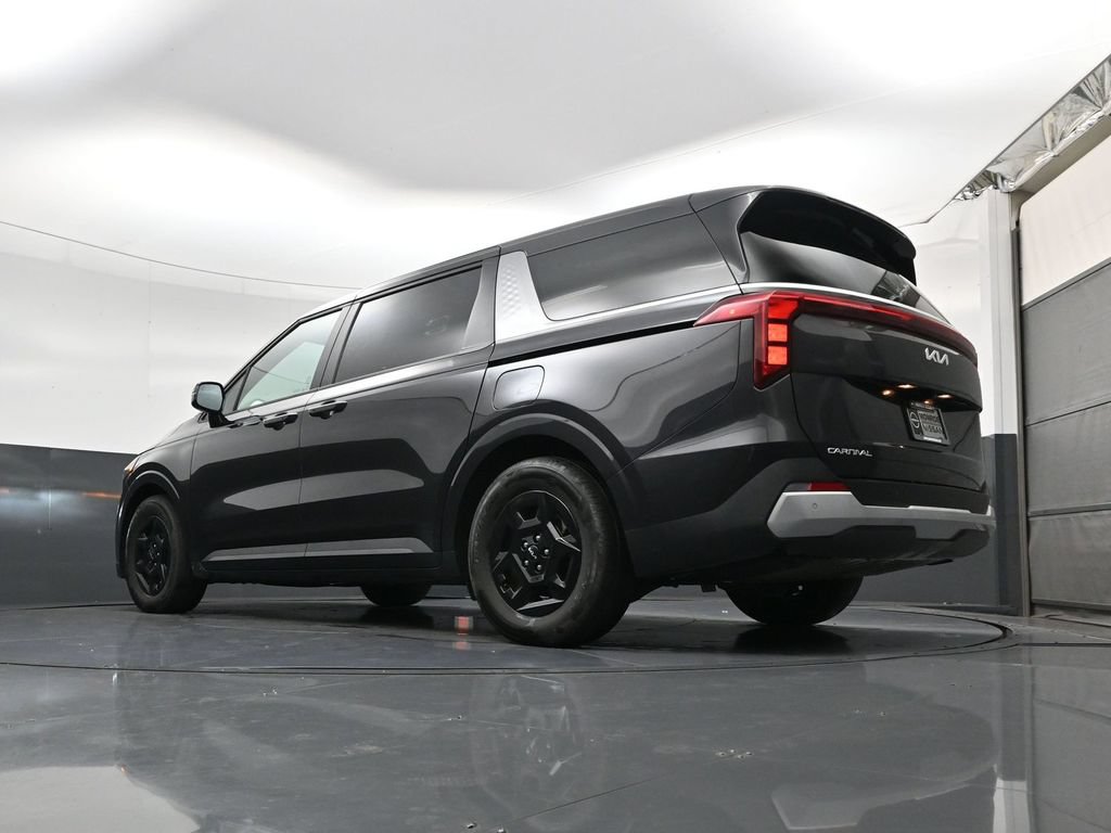 Used 2025 Kia Carnival FWD image 24