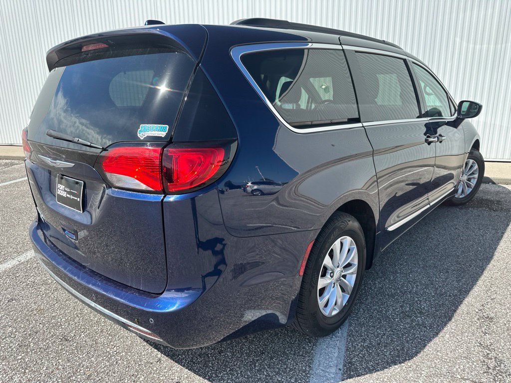 Used 2017 Chrysler Pacifica Touring-L FWD image 7