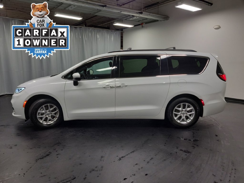 Used 2023 Chrysler Pacifica Touring FWD image 6