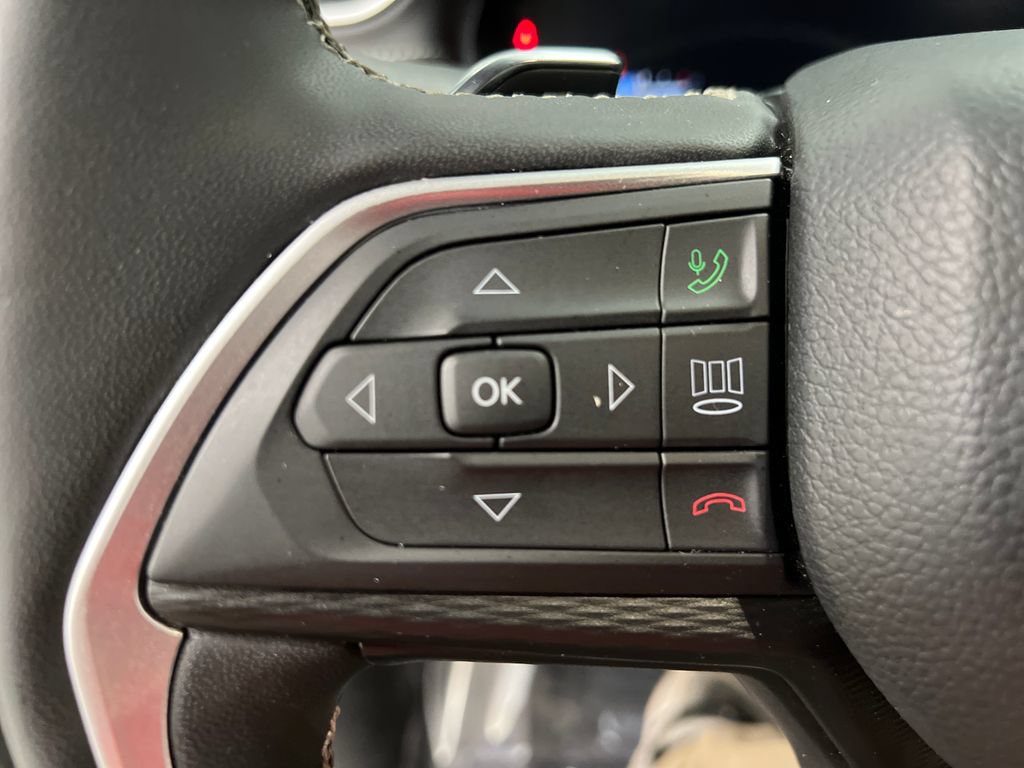Used 2025 Jeep Grand Cherokee Altitude AWD/4WD image 47