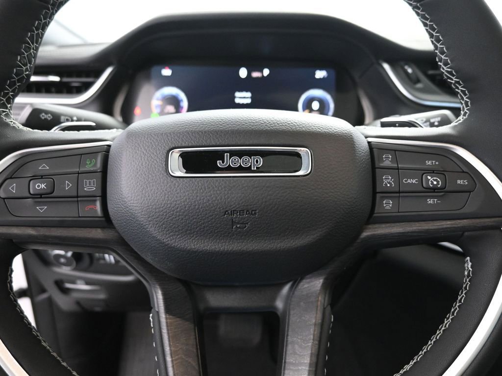 Used 2025 Jeep Grand Cherokee Limited w/ Luxury Tech Group II image 33