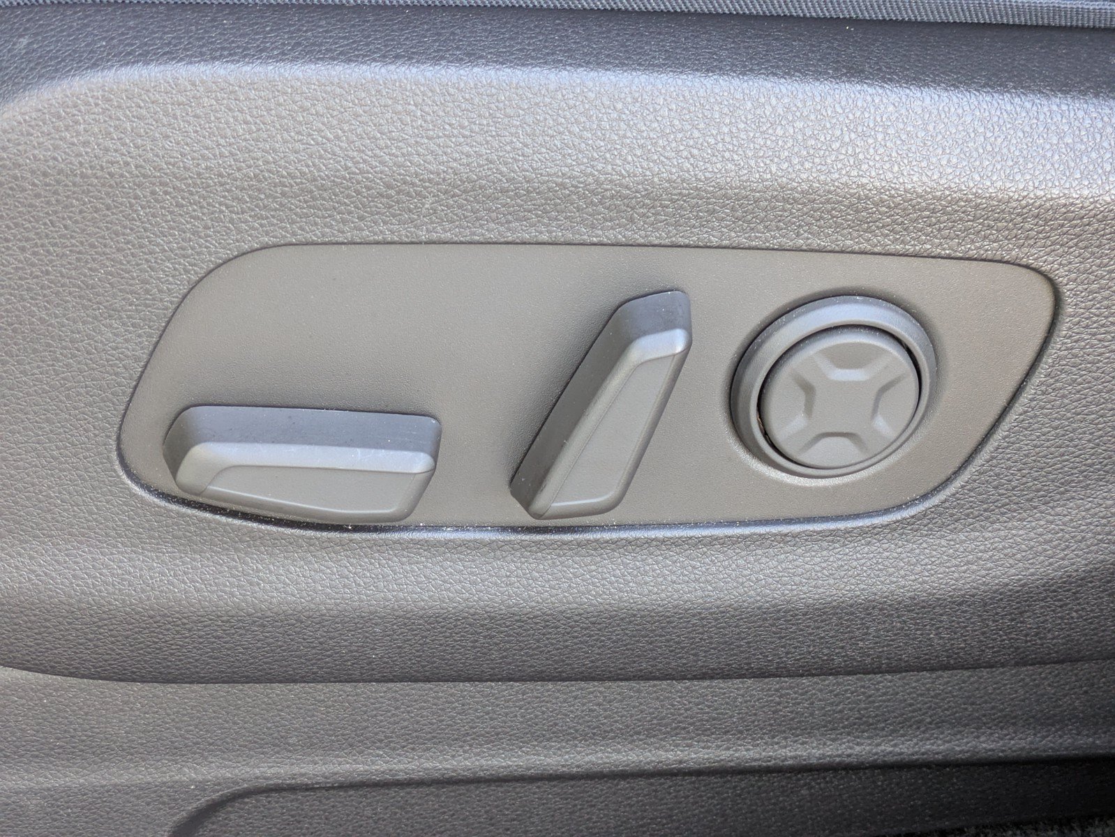 Certified 2025 Kia Carnival SX FWD image 18
