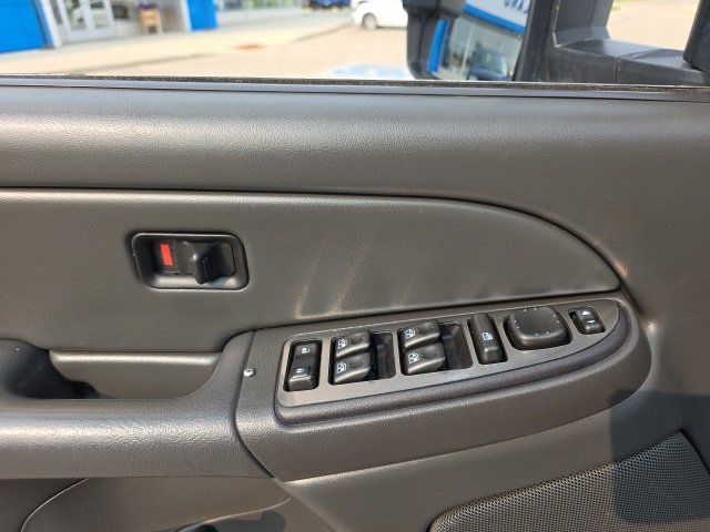 Used 2006 Chevrolet Silverado 2500 LT w/ Heavy-Duty Power Package image 9