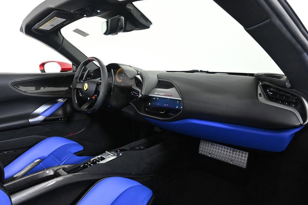 Used 2023 Ferrari SF90 Spider image 18