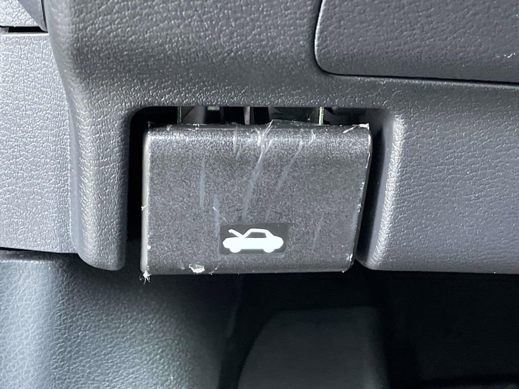 Used 2025 Nissan Kicks SR image 17