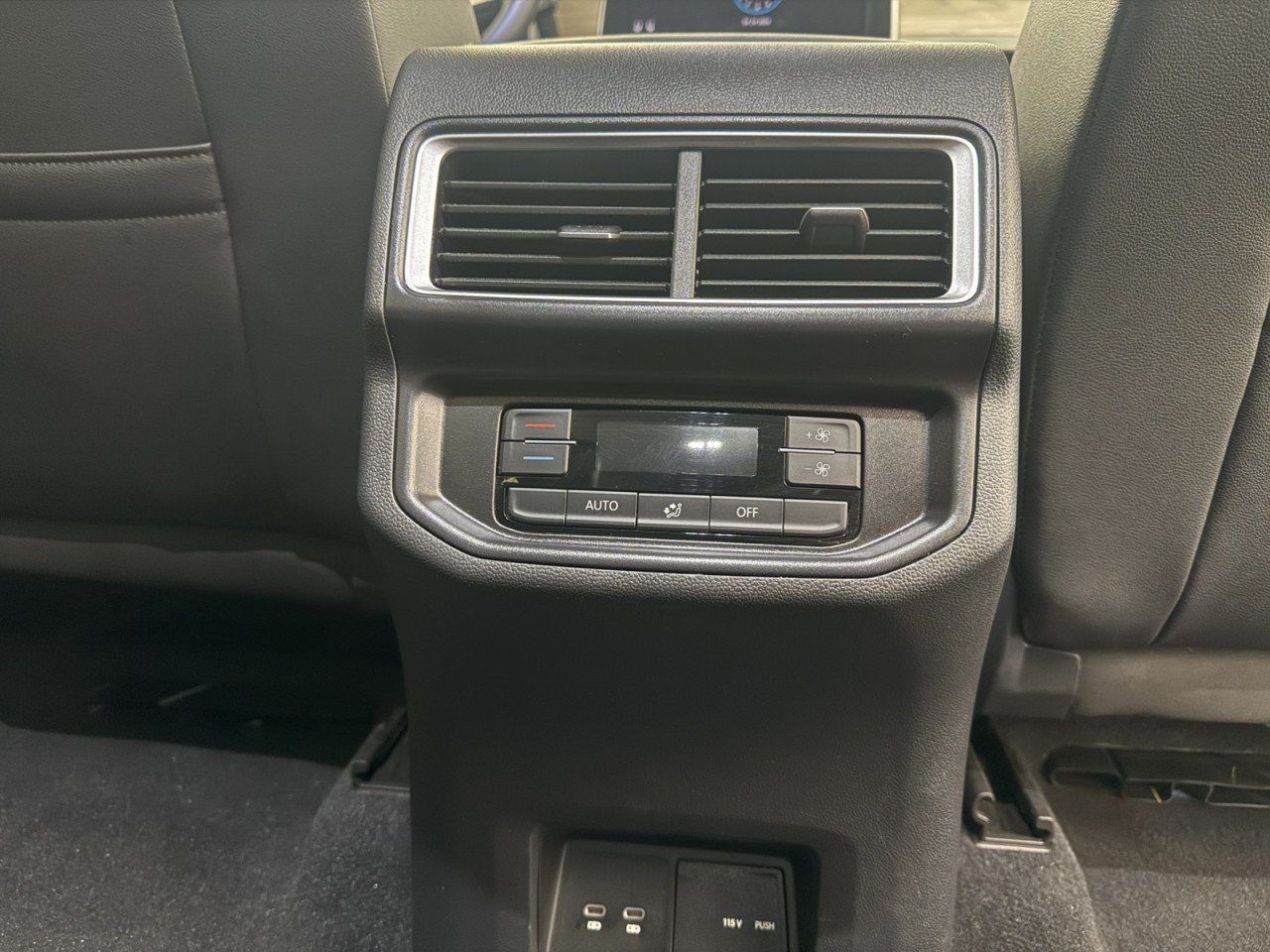 Used 2025 Volkswagen Atlas SE AWD/4WD image 14