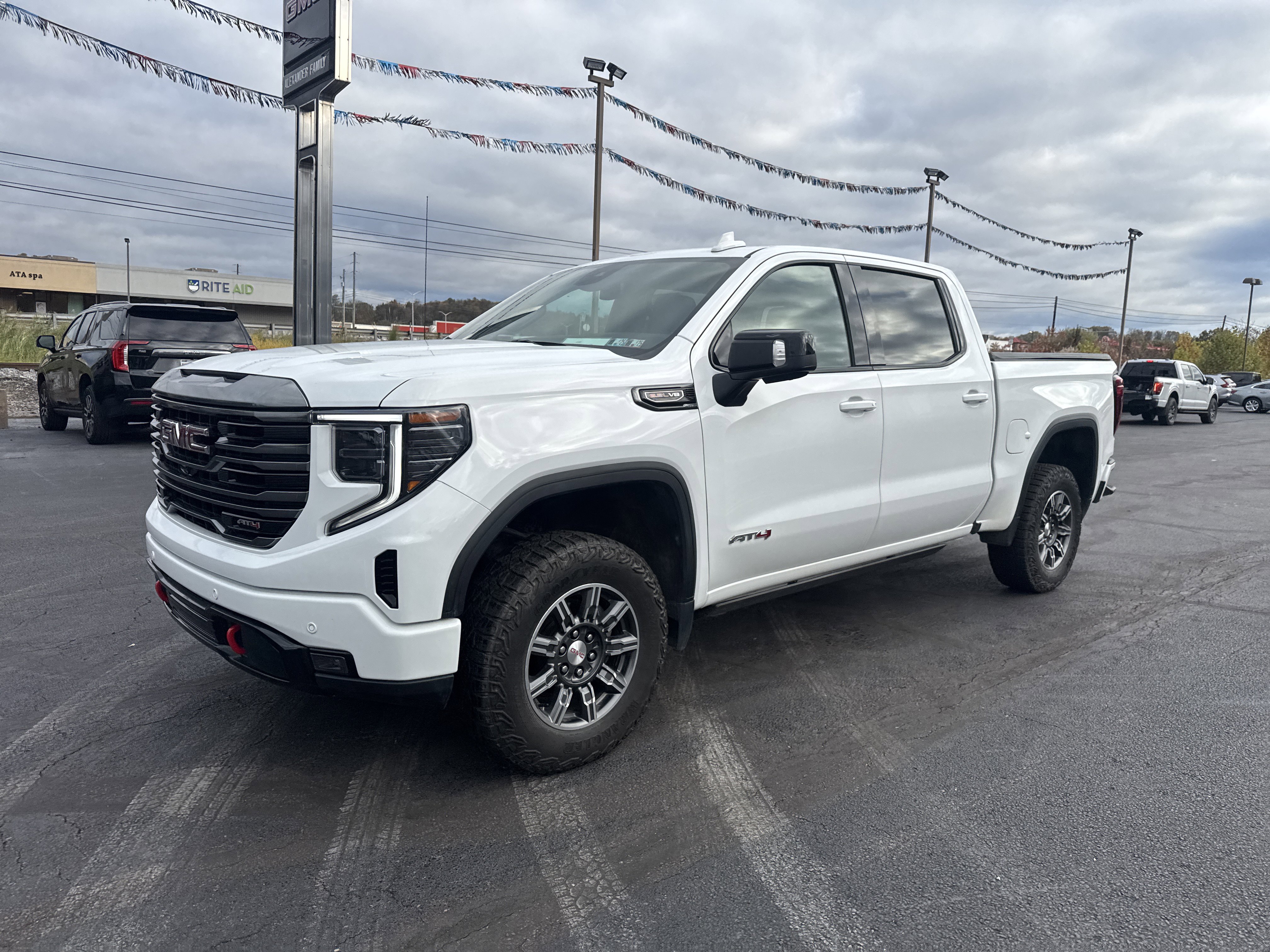 Used 2024 GMC Sierra 1500 AT4 w/ AT4 Preferred Package image 8
