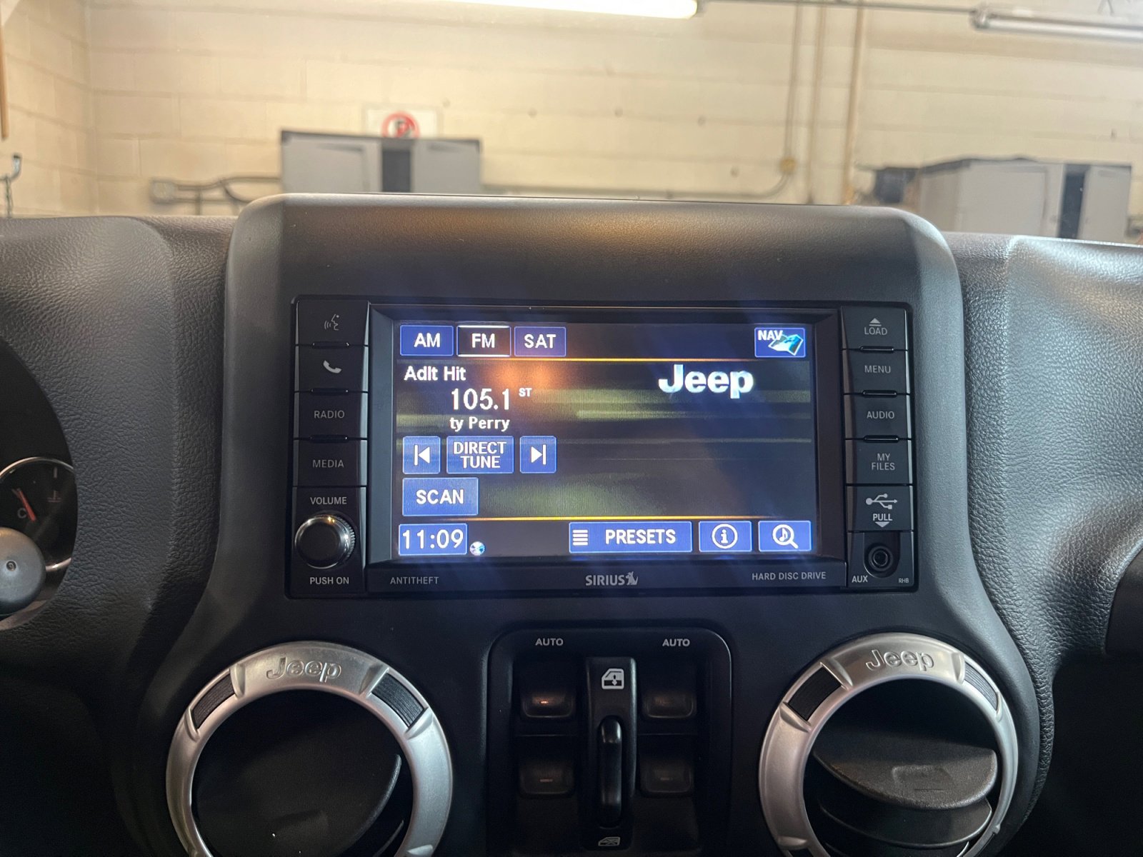 Used 2018 Jeep Wrangler Unlimited Sahara w/ Connectivity Group image 14