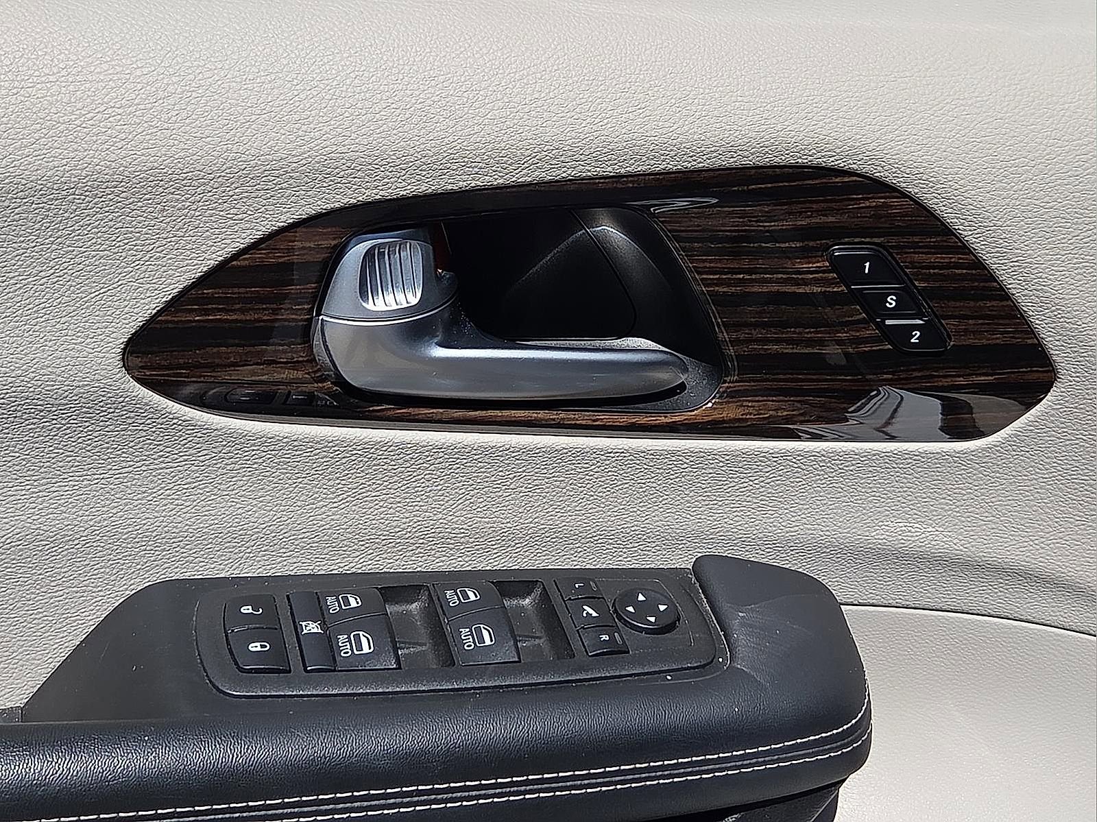 Used 2024 Chrysler Pacifica Limited FWD image 14