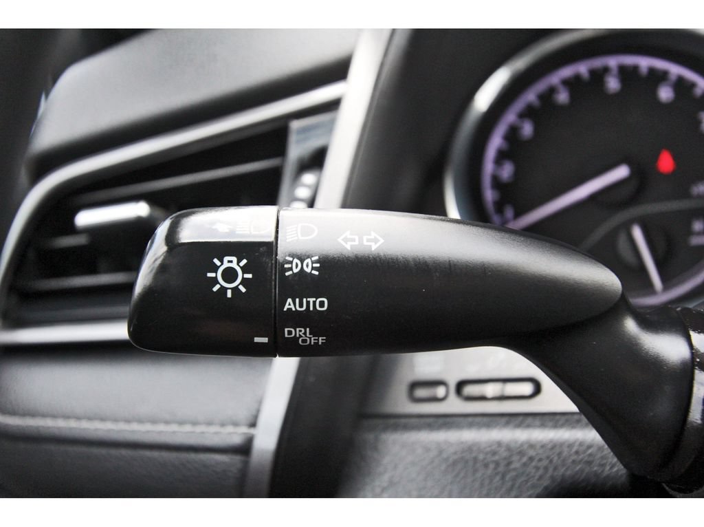 Used 2020 Toyota Camry SE FWD image 17