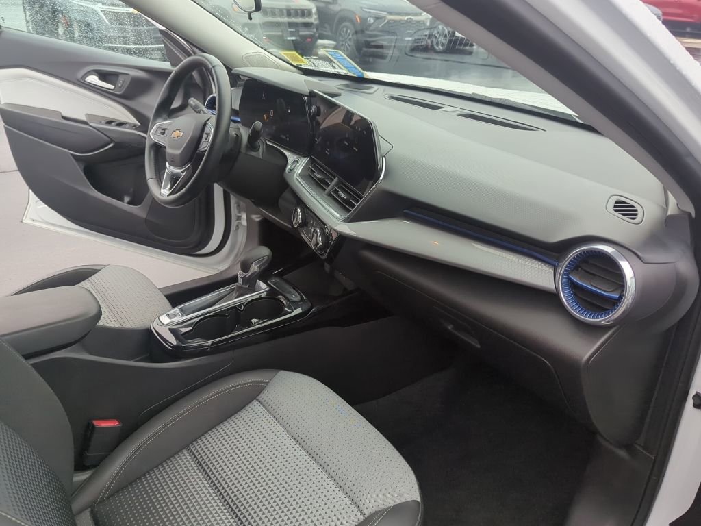 Certified 2024 Chevrolet Trax LT w/ Driver Confidence Package image 16