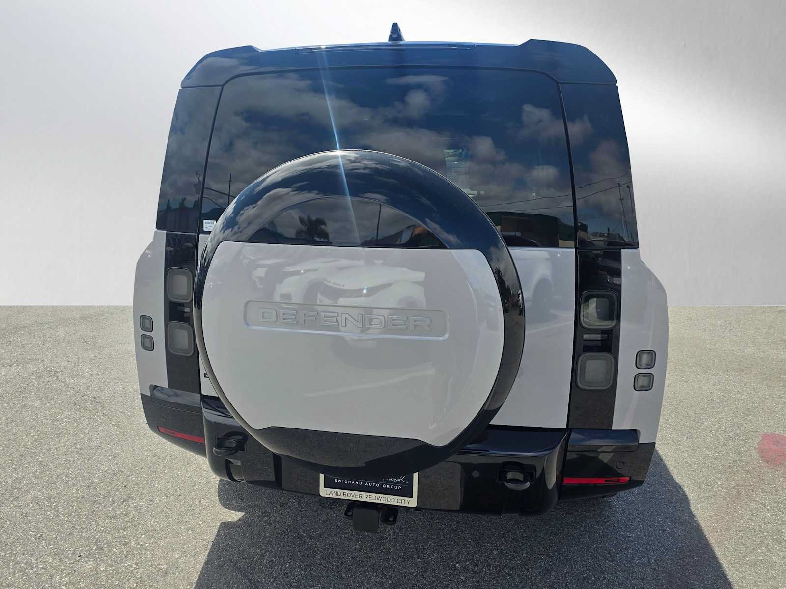 New 2026 Land Rover Defender 130 X-Dynamic SE AWD/4WD image 4