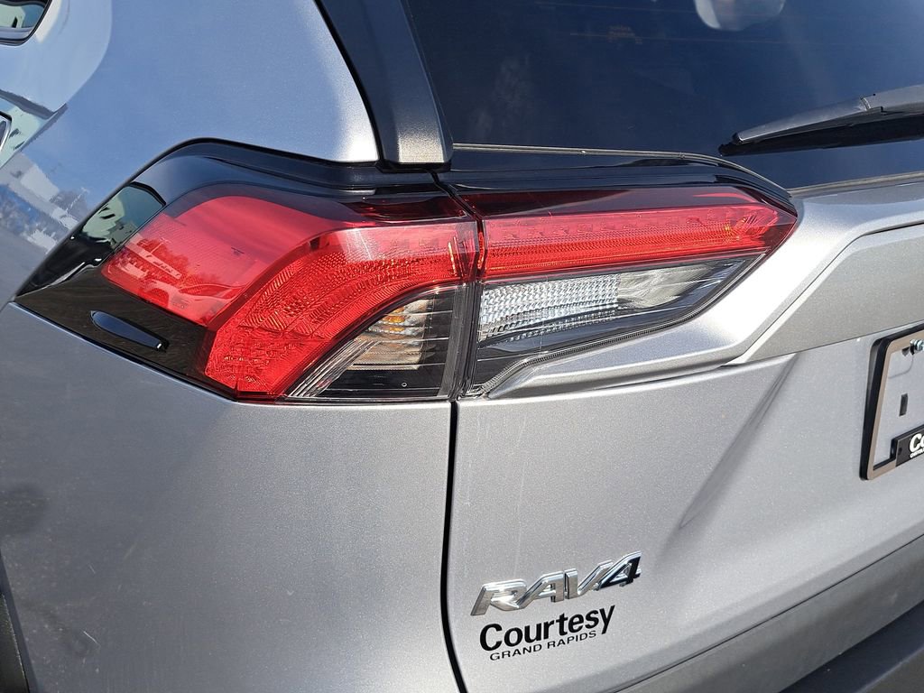Used 2021 Toyota RAV4 XLE w/ Carpet Mat Package (TMS) AWD/4WD image 34