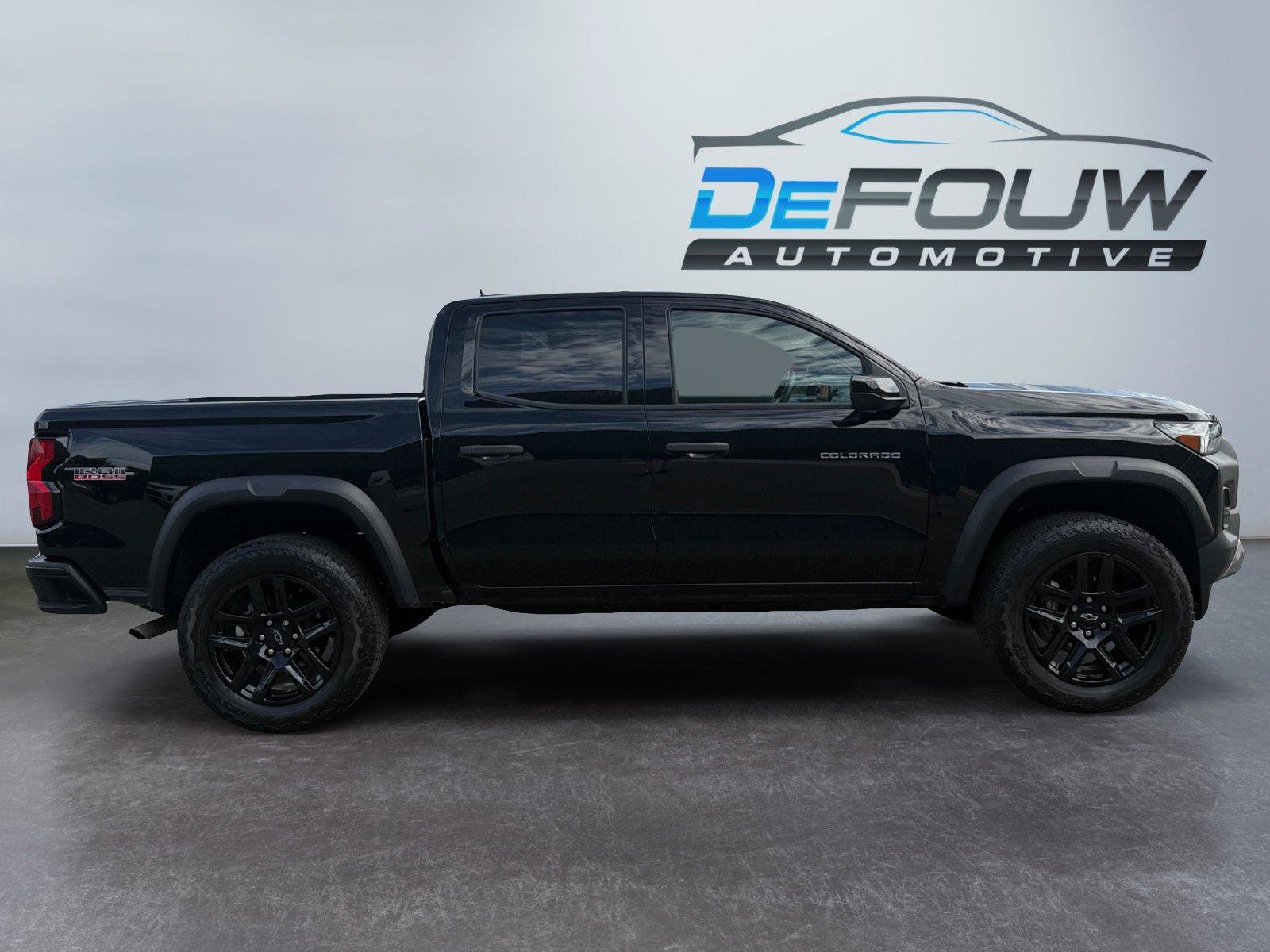 Used 2024 Chevrolet Colorado Trail Boss w/ Safety Package AWD/4WD image 2