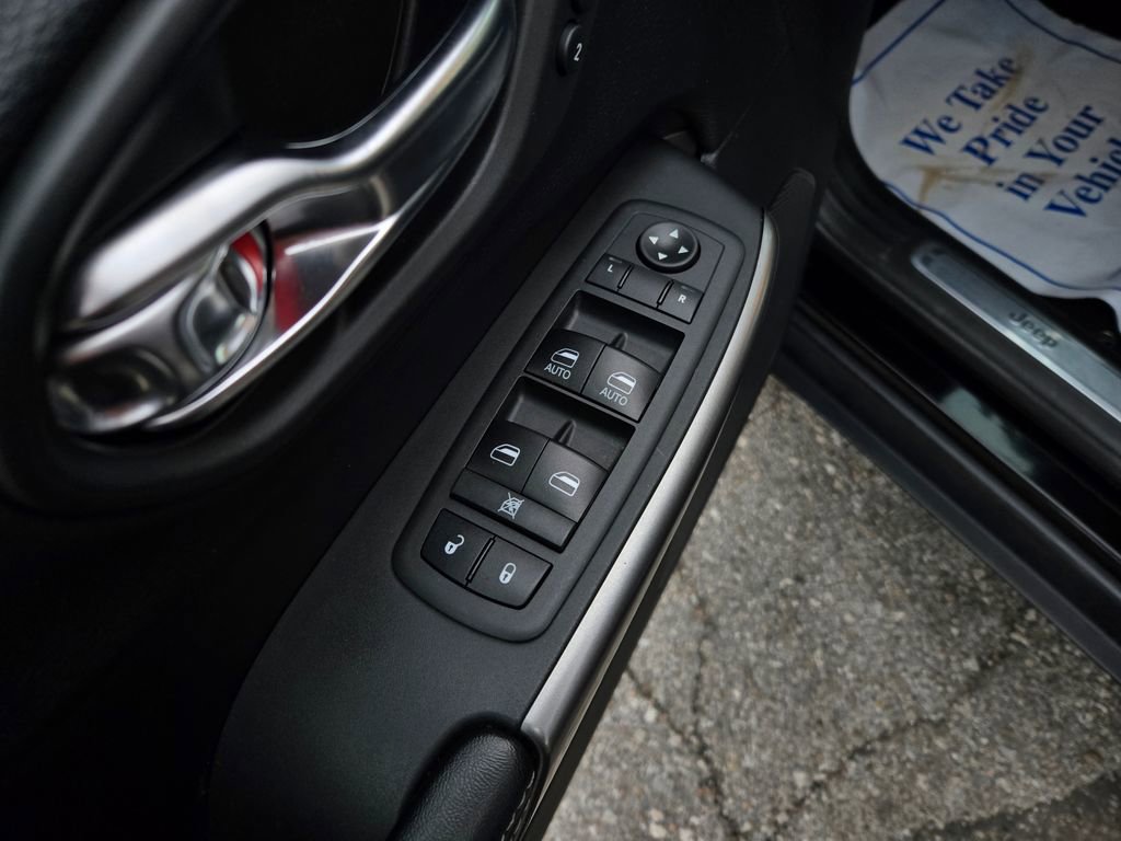 Used 2020 Jeep Cherokee Limited image 11