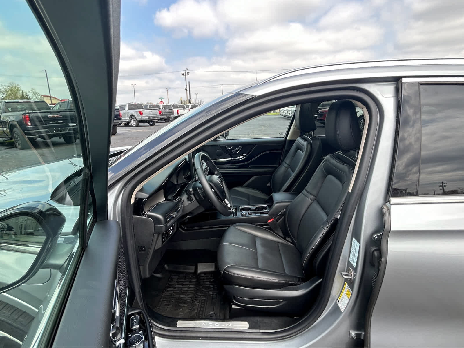 Used 2024 Lincoln Corsair Grand Touring w/ Rear Removable Package Tray image 17