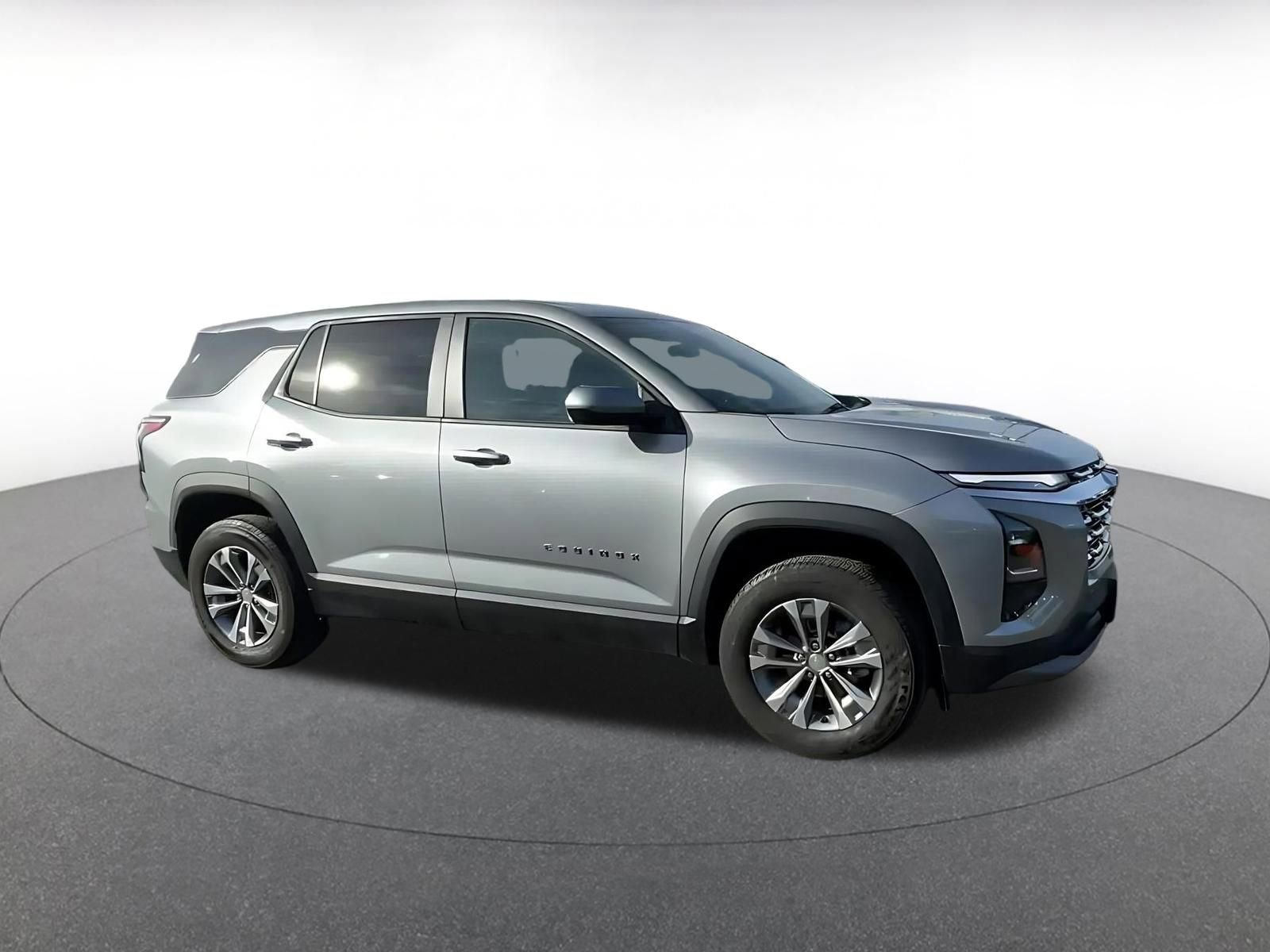 Used 2025 Chevrolet Equinox LT image 2