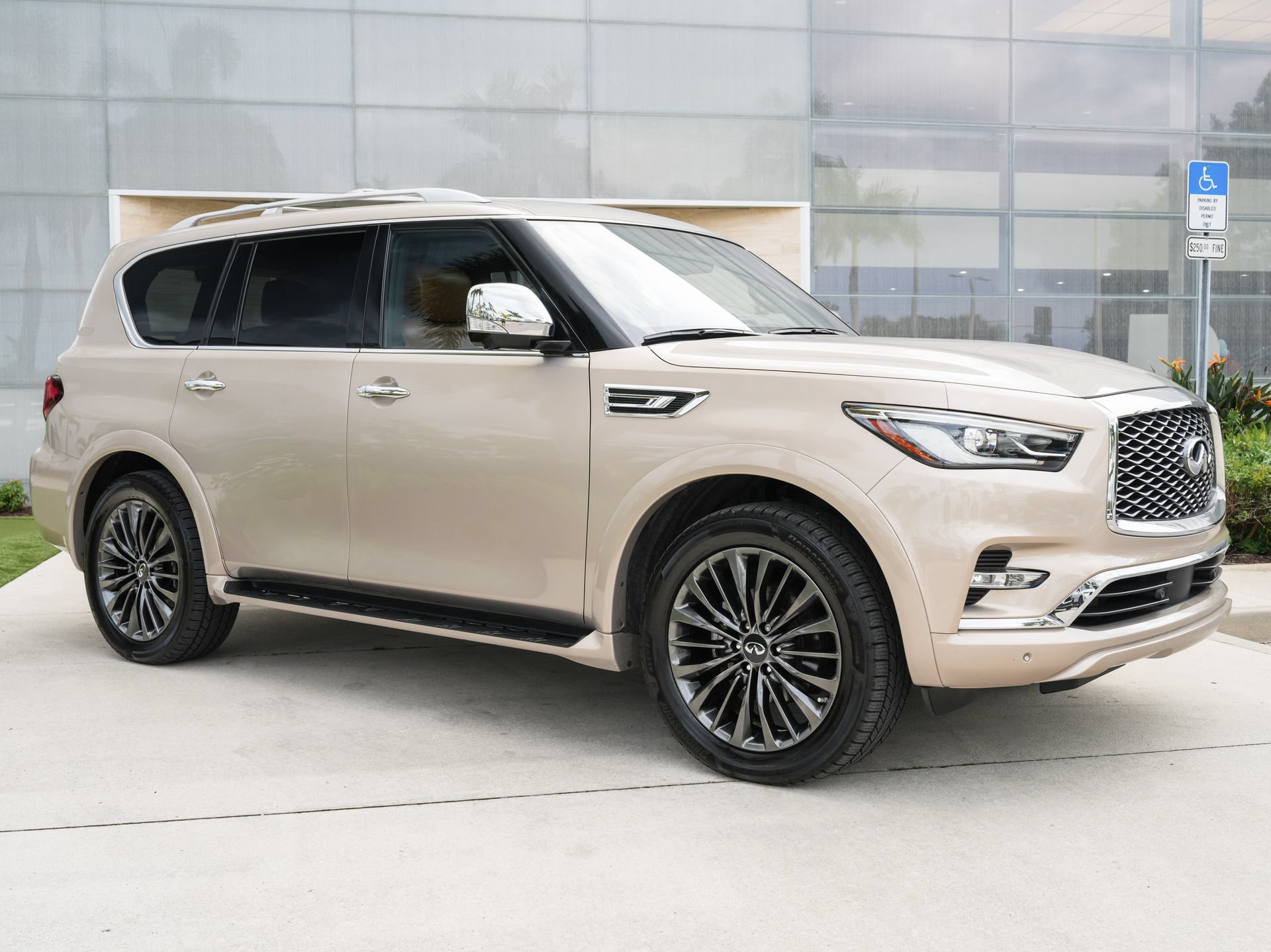 Used 2023 INFINITI QX80 Sensory w/ Cargo Package AWD/4WD image 4