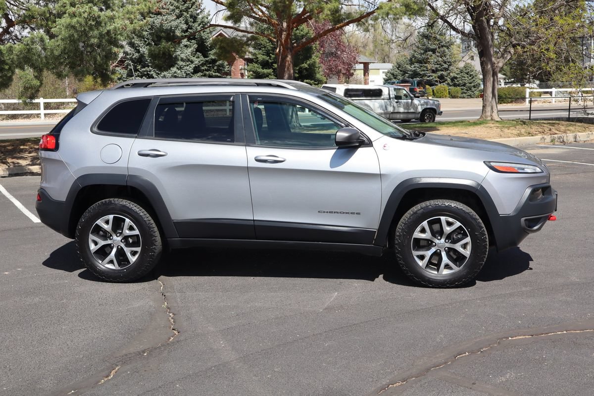 Used 2016 Jeep Cherokee Trailhawk w/ Cold Weather Group AWD/4WD image 3