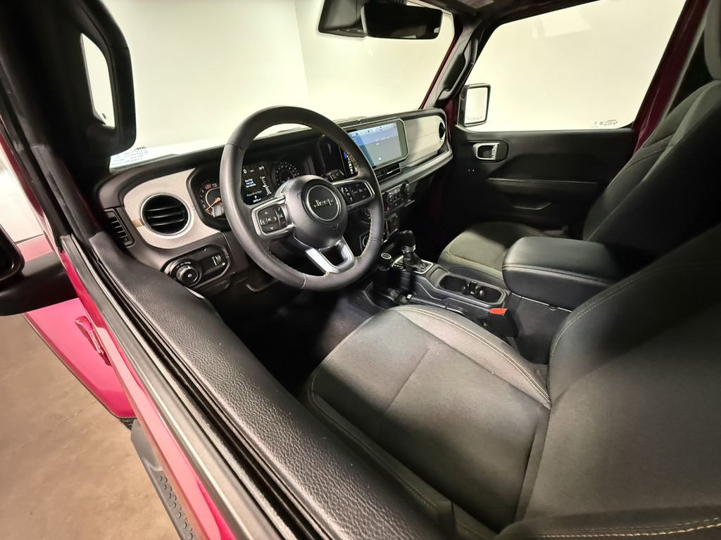 Used 2024 Jeep Wrangler Unlimited Sahara w/ Technology Group AWD/4WD video 2